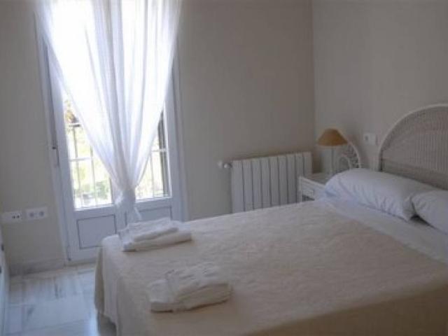 ADOSADA EN ALQUILER LARGA DURACIÓN EN URB. LAS REDES
