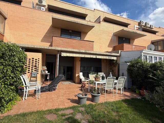 ADOSADA, 3 DORMITORIOS, BUHARDILLA, 3 BAÑOS
