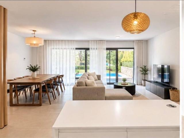 ADOSADO MODERNO CON PISCINA PRIVADA EN EDEN BY KRONOS, MIJAS COSTA | 3 DORMITORIOS
