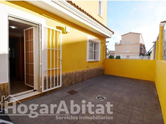 ADOSADO CON 3 TERRAZAS, BALCÓN, PISCINA Y GARAJE