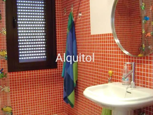 Adosado con jardín en alquiler en Cobisa