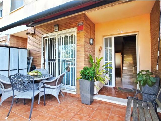 ADOSADO CON JARDÍN, PORCHE Y PISCINA COMUNITARIA EN LA TORREGASSA
