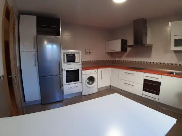 ADOSADO DE 3 DORMITORIOS, 2 BAÑOS, SALÓN CON CHIMENEA, PATIO Y GARAJE PARA DOS COCCHES
