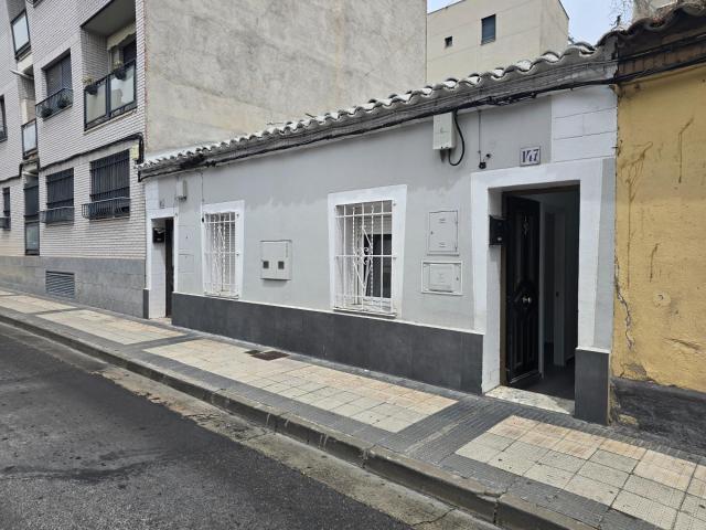 Adosado de 50m2 útiles con TERRAZA Y TRASTERO. Distribuida en un dormitorio, salón, cocina, baño