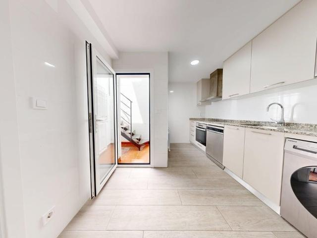 Adosado de 50m2 útiles con TERRAZA Y TRASTERO. Distribuida en un dormitorio, salón, cocina, baño