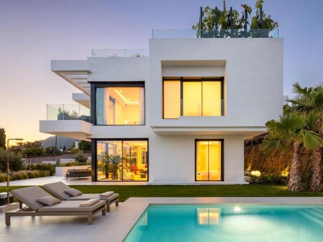 ADOSADO DISPONIBLE EN RIO REAL MARBELLA. OBRA NUEVA FINALIZADA