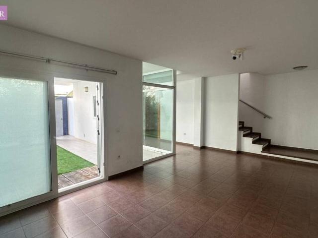 ADOSADO EN CONIL CON GARAJE Y PISCINA