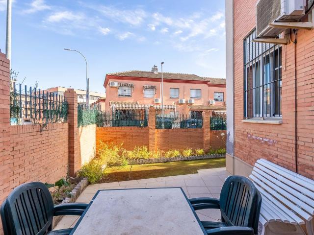 ADOSADO EN VENTA EN MONTEQUINTO DOS HERMANAS!