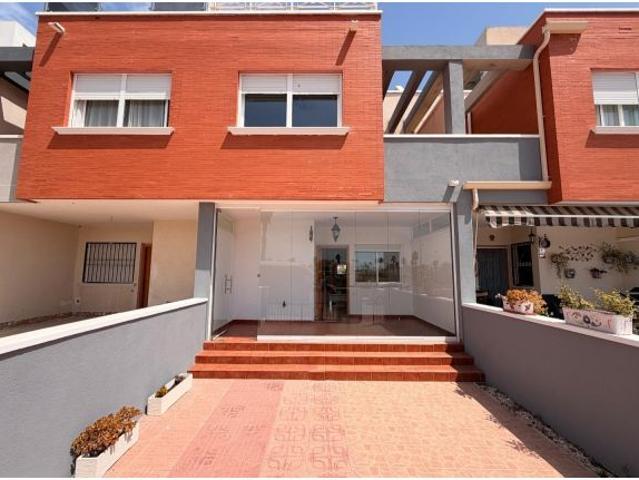 Adosado en Venta en Algorfa, Alicante