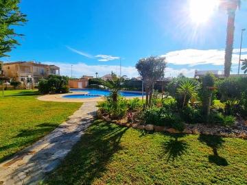 Villa en venta en Urbanización la Zenia II - Jardín