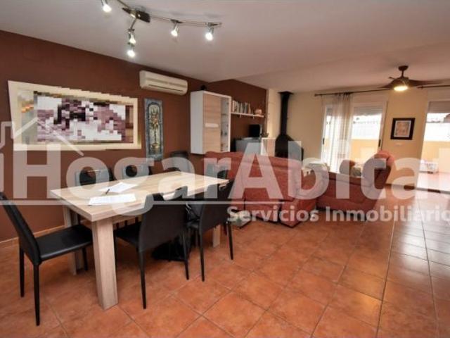 ADOSADO SEMINUEVO CON PISCINA, 2 TERRAZAS Y AMPLIO GARAJE