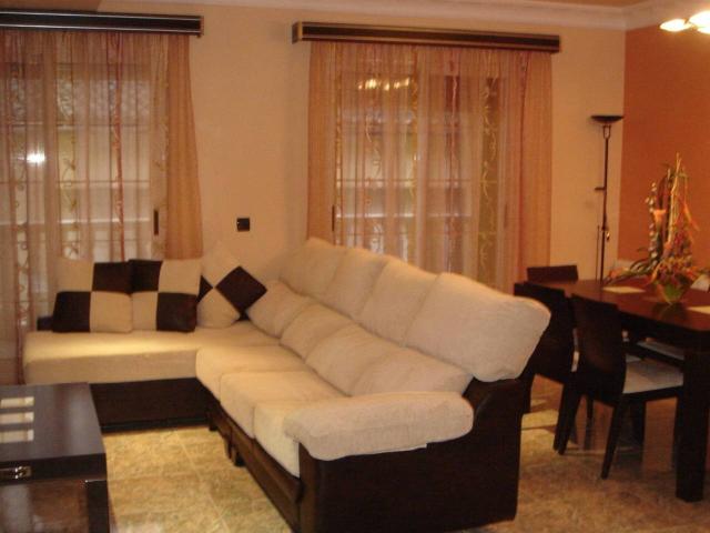 Adosado 231 m2 4 dorm comedor con chimenea, gran cocina con patio grande, 1ª planta habi. con terraza, baño en