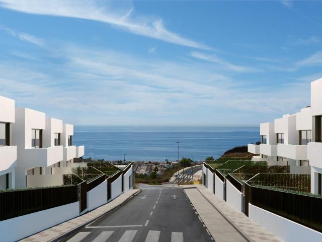 Adosados de obra nueva en Málaga, cerca de la playa, con terrazas, jardín privado y vistas al mar