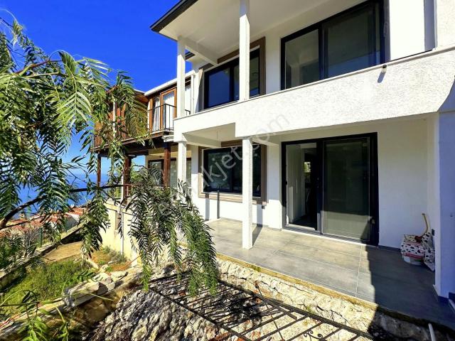 Adabükü İncekum Plajlı Sahil Evlerinde Manzaralı Bakımlı Villa