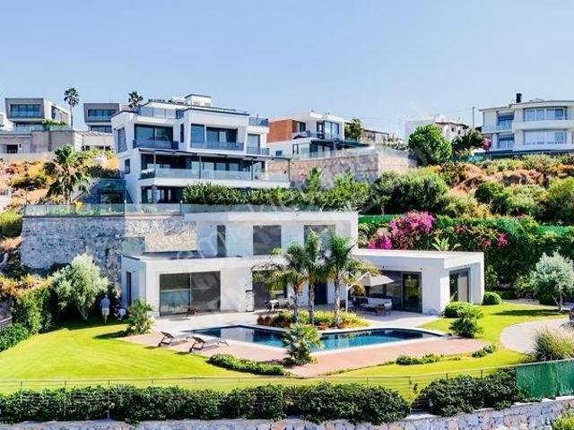Adabükü'nde 1.100 M2 Arsa İçerisinde Satılık Müstakil Villa