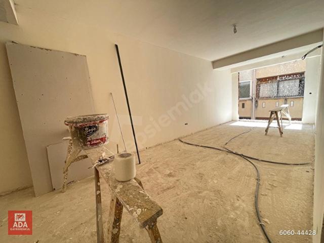 ADA'danİDEALTEPE'DEMİNİBÜS CADDESİ ÜZERİNDELÜKS YAPILIBALKON KULLANIMLIAÇIK MUTFAKLI 1+1