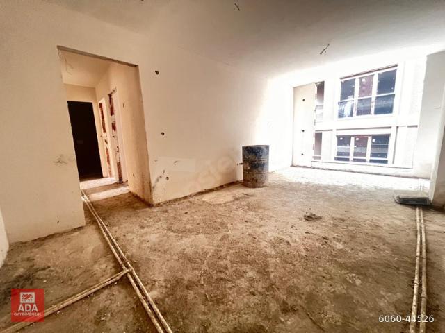 ADA'danKÜÇÜKYALI ÇINAR'DA MİNİBÜS VE MARMARAYA YÜRÜME MESAFESİNDEAÇIK MUTFAKLI, KATTA 2+1