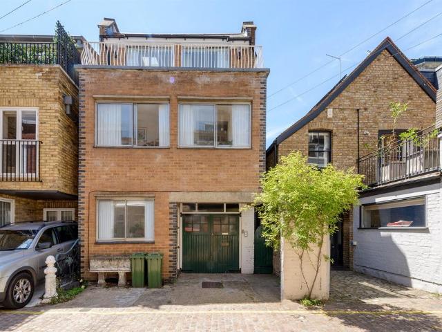 Adam And Eve Mews, London, W8 4 bed mews to rent £6,067 pcm £1,400 pw