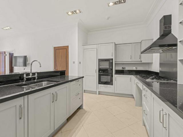 Adam & Eve Mews, London, W8 3 bed mews to rent £7,500 pcm £1,731 pw