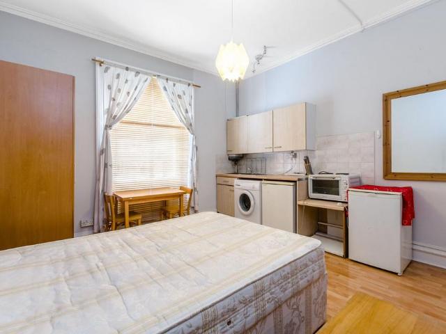 Adamson Road, Swiss Cottage, London, NW3 Studio to rent £1,712 pcm £395 pw