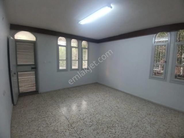Adana Yüreğir Yavuzlar'da Yavuzlar Orta Okula Optimuma Yakın Geniş Bahçeli 115 M² Kiralık 2+1 Daire