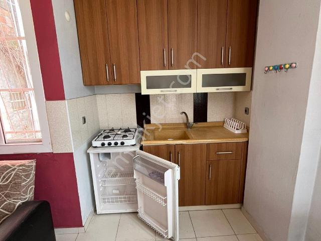 Adana Baraj Yolunda Tek Katlı Müstakilin Üst Katında Teraslı Oturumu Geniş Eşyalı 1+0 Daire
