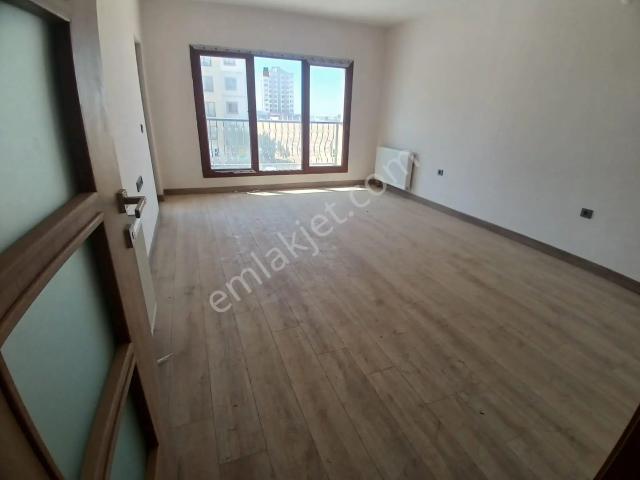 Adana Sarıçam Buruk Tokilerde Yola Yakın Otobüs Duraklarına Yakın Zemin Kat 2+1 Kiralık