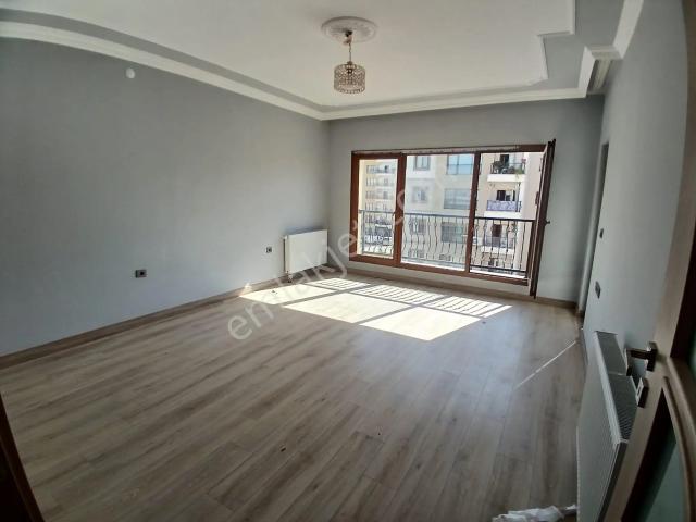 Adana Sarıçam'da Buruk Tokilerinde Okula Ve Yola Yakın Kiralık 145 M² Geniş Balkonlu 3+1 Daire