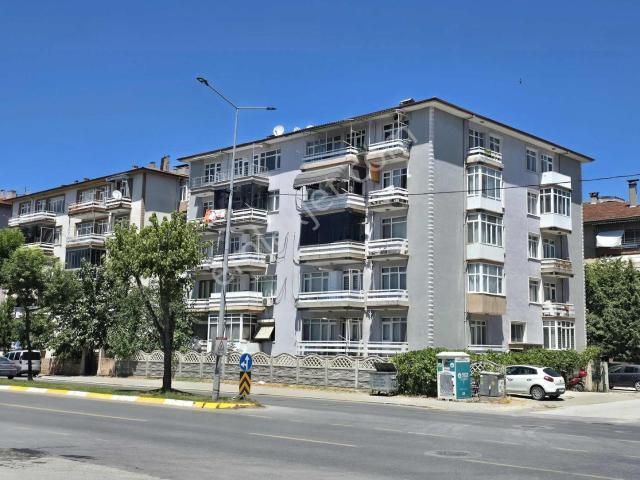 Adapazarı Mithatpaşa Mahallesi'nde Cadde Üzerinde Satılık 3+1 Da