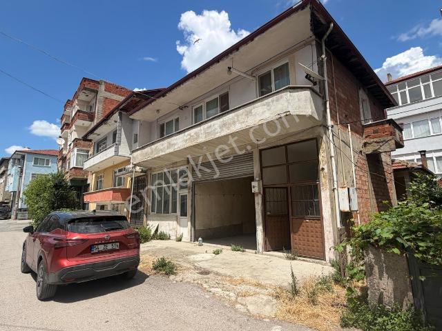 Adapazarı'nda Satılık Mülk: 184 M2 Arsa, 2 Dükkan, 2 Daire
