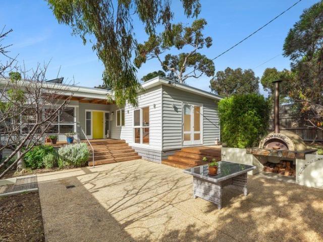 Adaptable Coastal Sanctuary Offering Lifestyle and Versatility!