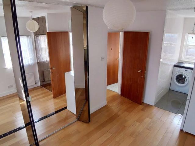 Adaptable Studio to rent Alders Close, London W5