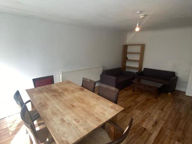 Adare Drive, Coventry CV3, 2 bed flat to rent, £1,100 pcm | PrimeLocation