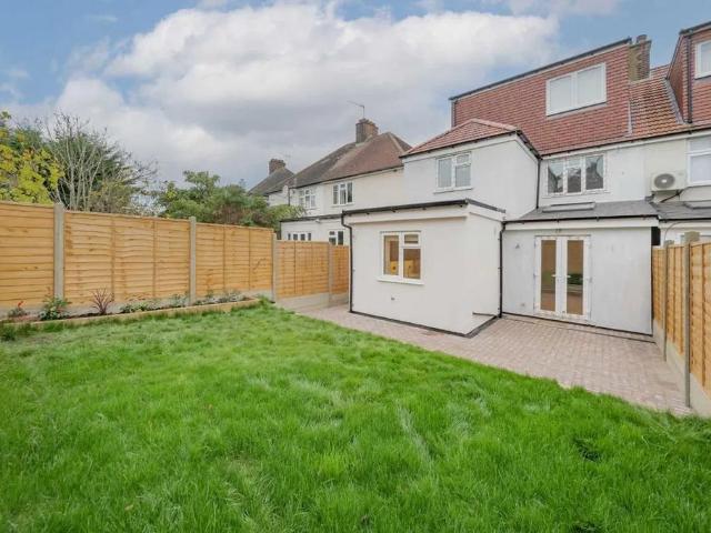 Addington Drive, London, N12 0NX, United Kingdom | 6 bed duplex for rent #136751707 | Rentberry