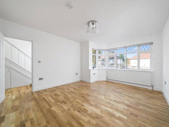 Addington Drive, London, N12 0NX, United Kingdom | 6 bed duplex for rent #138932083 | Rentberry