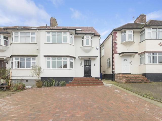 Addington Drive, London, N12 0NX, United Kingdom | 6 bed house for rent #139333283 | Rentberry