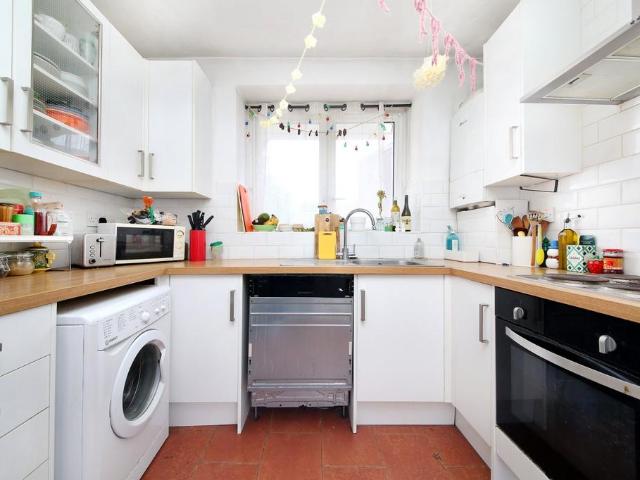 Addington House, London SW9 3 bed flat to rent £2,900 pcm £669 pw