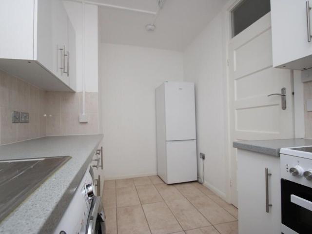 Addington Road, South Croydon CR2, 2 bed flat to rent, £1,600 pcm | PrimeLocation