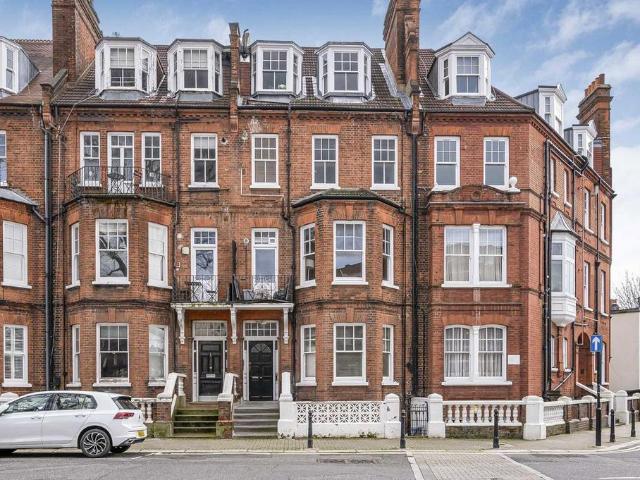Addison Gardens, London W14 1 bed flat to rent £2,600 pcm £600 pw