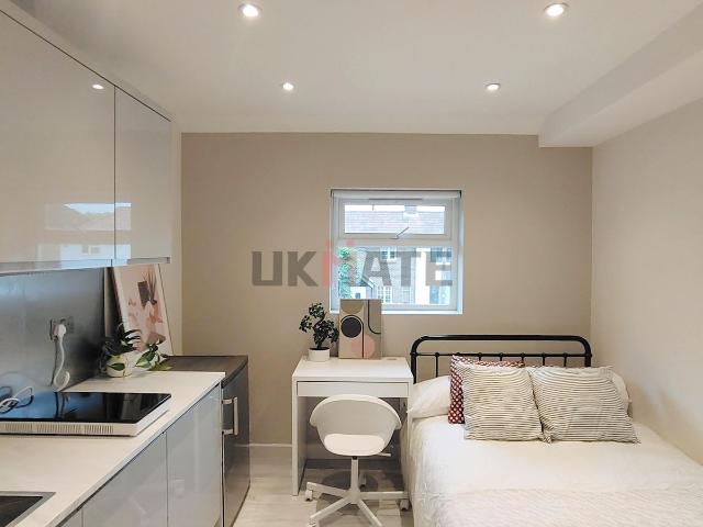 Addison Gardens, Surbiton KT5, 1 bed property to rent, £1,300 pcm | PrimeLocation