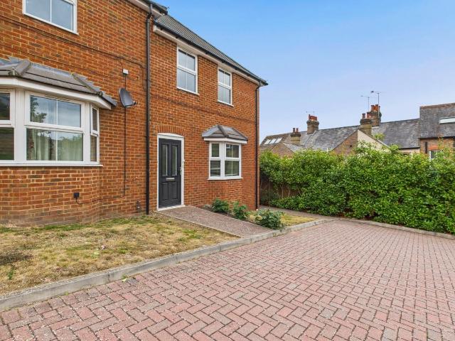 Addison Road, Chesham, Buckinghamshire HP5, 2 bed flat to rent, £1,400 pcm | PrimeLocation