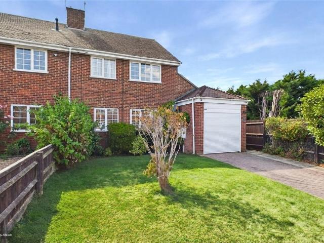Addison Road, Buckingham MK18 3 bed semi detached house to rent £1,650 pcm £381 pw