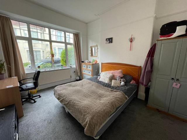 Addison Road Flat 1, Plymouth PL4 3 bed flat to rent £2,041 pcm £471 pw