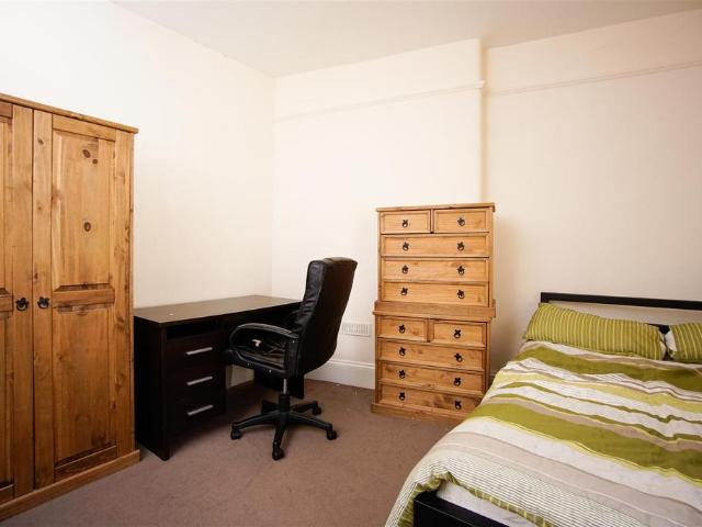 Addison Road Flat 2, Plymouth PL4 3 bed flat to rent £1,872 pcm £432 pw