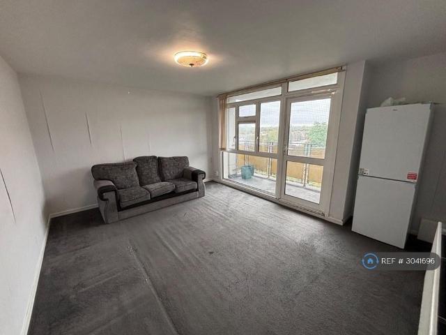 Addison Way, Hayes, UB3 2 bed flat to rent £1,550 pcm £358 pw