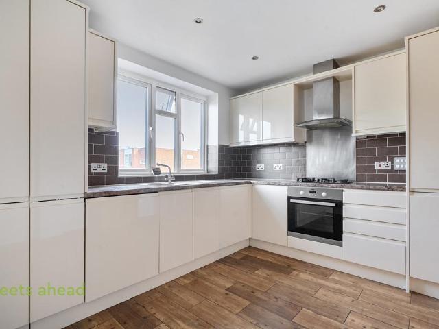Addiscombe Road, Croydon, CR0 2 bed apartment to rent £1,900 pcm £438 pw