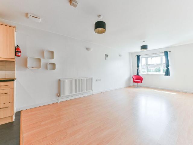 Addiscombe Road, East Croydon, Croydon CR0, 2 bed flat to rent, £2,400 pcm | PrimeLocation