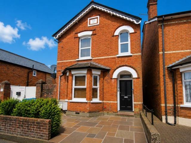 Addlestone, Surrey, KT15 1 bed apartment to rent £1,275 pcm £294 pw