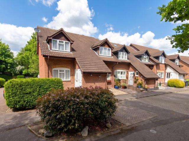 Addlestone, Surrey, KT15 2 bed end of terrace house to rent £1,675 pcm £387 pw