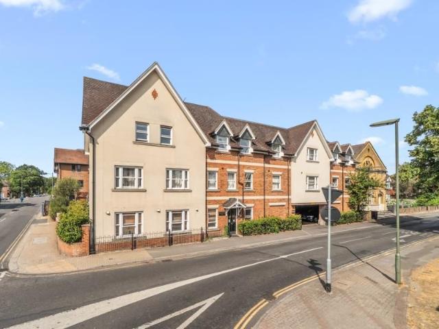 Addlestone, Surrey KT15, 2 bed flat to rent, £1,500 pcm | PrimeLocation